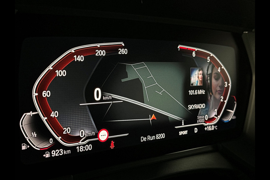 BMW 1-serie M-Sport Plus 50 Jahre | Live Cockpit Pro | Headup | Navi Prof. | Stoelverw. | H-Leder | Camera | Crystal Pook |  Ambiente Led | Carplay | 19" | Lane Assist | Pr. Glas.| Rijklaarprijs Incl. Gr. Onderhoud |10-2021.