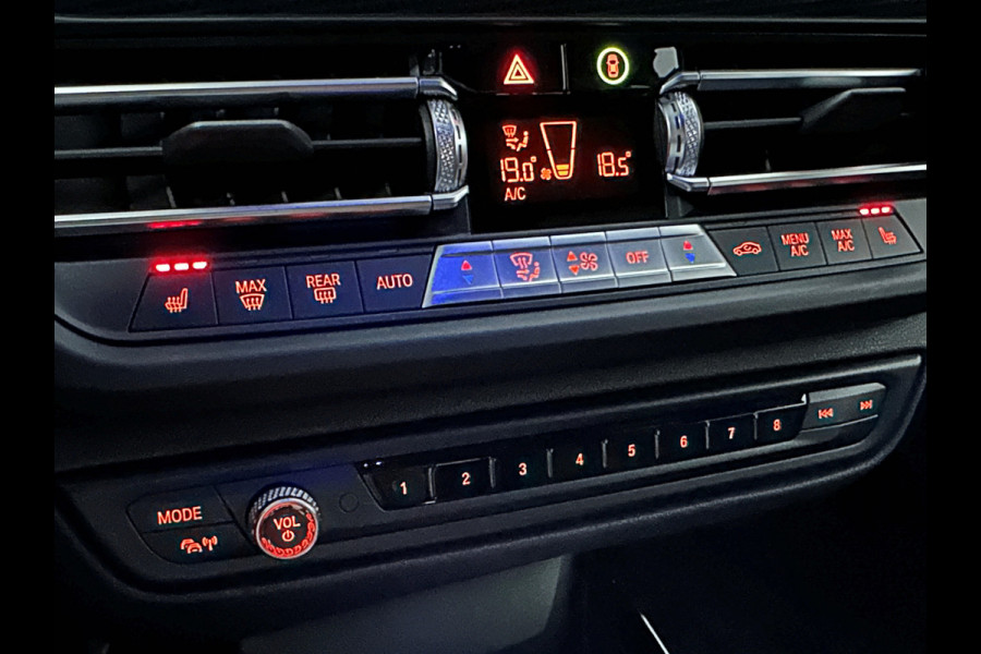 BMW 1-serie M-Sport Plus 50 Jahre | Live Cockpit Pro | Headup | Navi Prof. | Stoelverw. | H-Leder | Camera | Crystal Pook |  Ambiente Led | Carplay | 19" | Lane Assist | Pr. Glas.| Rijklaarprijs Incl. Gr. Onderhoud |10-2021.