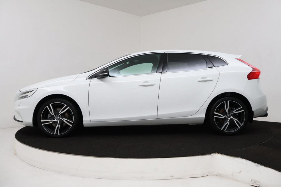 Volvo V40 2.0 T3 Inscription (R-DESIGN, TREKHAAK, STOELVERWARMING, NAVIGATIE, PARKEERSENSOREN, NL-AUTO, GOED ONDERHOUDEN)