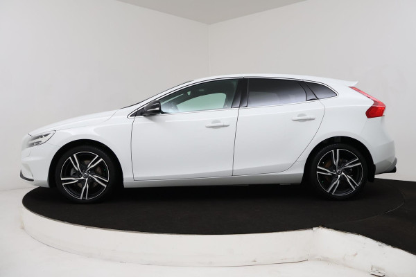 Volvo V40 2.0 T3 Inscription (R-DESIGN, TREKHAAK, STOELVERWARMING, NAVIGATIE, PARKEERSENSOREN, NL-AUTO, GOED ONDERHOUDEN)