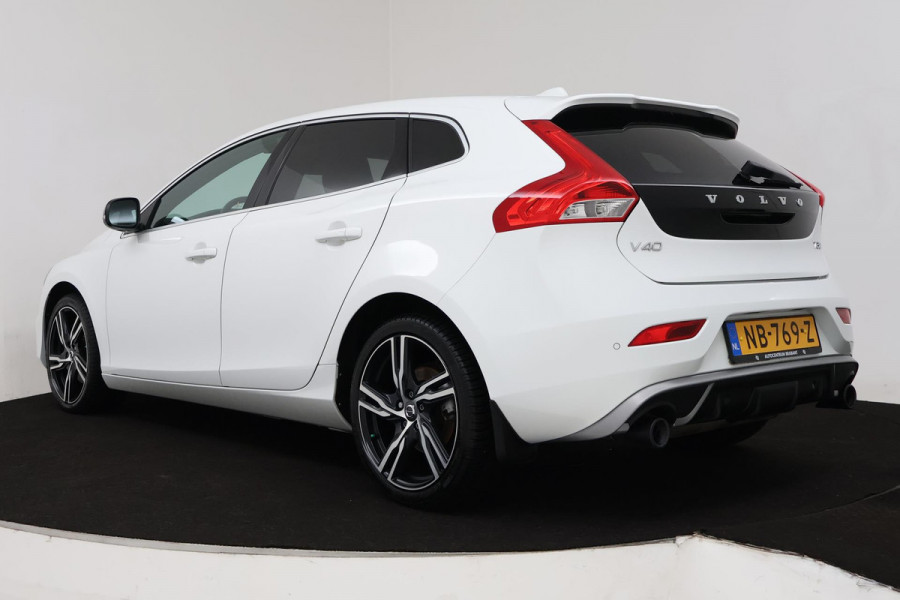 Volvo V40 2.0 T3 Inscription (R-DESIGN, TREKHAAK, STOELVERWARMING, NAVIGATIE, PARKEERSENSOREN, NL-AUTO, GOED ONDERHOUDEN)