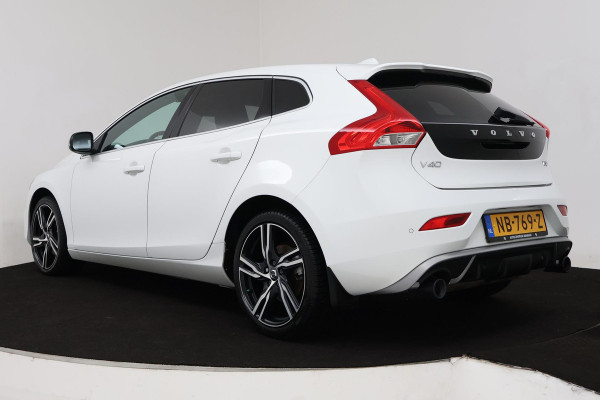 Volvo V40 2.0 T3 Inscription (R-DESIGN, TREKHAAK, STOELVERWARMING, NAVIGATIE, PARKEERSENSOREN, NL-AUTO, GOED ONDERHOUDEN)