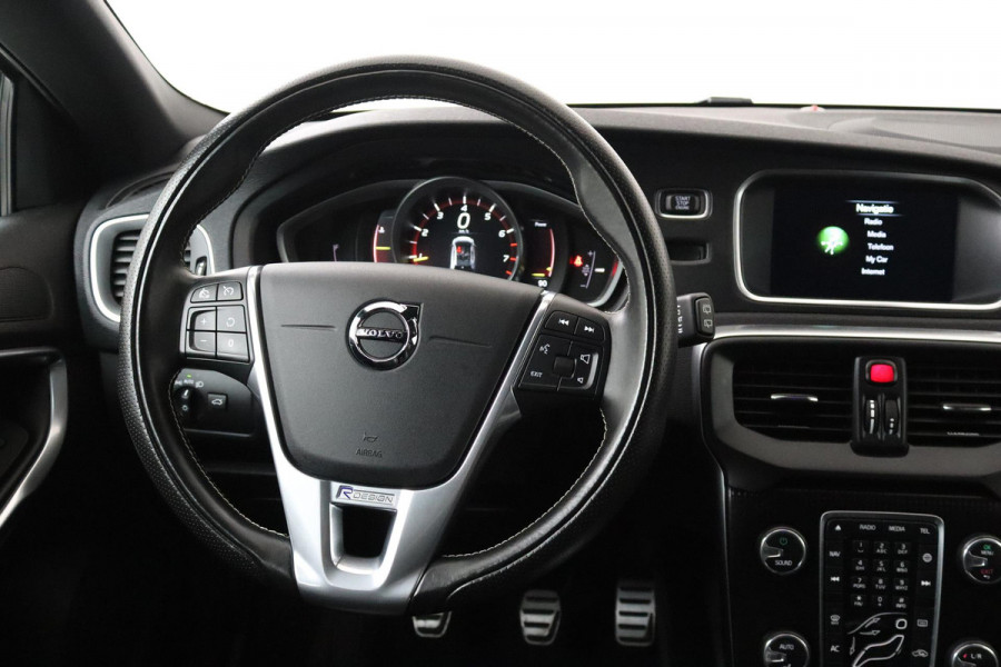 Volvo V40 2.0 T3 Inscription (R-DESIGN, TREKHAAK, STOELVERWARMING, NAVIGATIE, PARKEERSENSOREN, NL-AUTO, GOED ONDERHOUDEN)