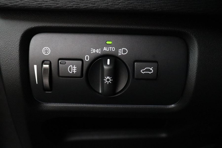 Volvo V40 2.0 T3 Inscription (R-DESIGN, TREKHAAK, STOELVERWARMING, NAVIGATIE, PARKEERSENSOREN, NL-AUTO, GOED ONDERHOUDEN)