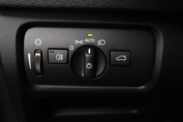 Volvo V40 2.0 T3 Inscription (R-DESIGN, TREKHAAK, STOELVERWARMING, NAVIGATIE, PARKEERSENSOREN, NL-AUTO, GOED ONDERHOUDEN)