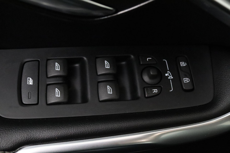 Volvo V40 2.0 T3 Inscription (R-DESIGN, TREKHAAK, STOELVERWARMING, NAVIGATIE, PARKEERSENSOREN, NL-AUTO, GOED ONDERHOUDEN)