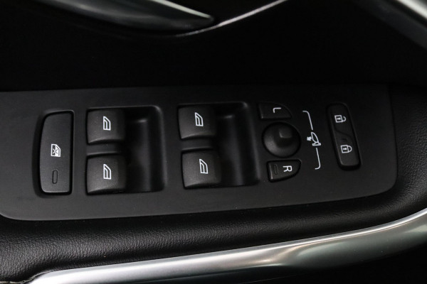 Volvo V40 2.0 T3 Inscription (R-DESIGN, TREKHAAK, STOELVERWARMING, NAVIGATIE, PARKEERSENSOREN, NL-AUTO, GOED ONDERHOUDEN)