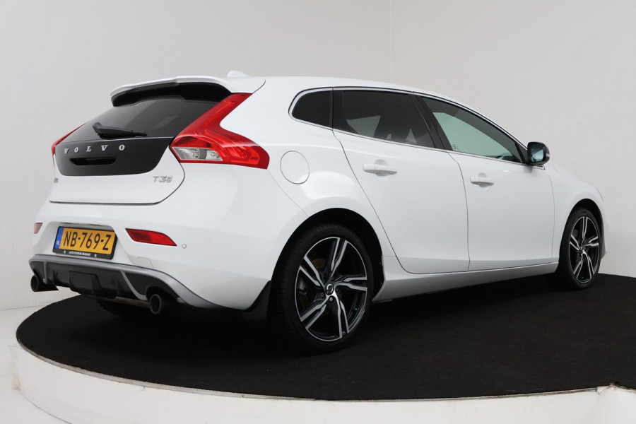 Volvo V40 2.0 T3 Inscription (R-DESIGN, TREKHAAK, STOELVERWARMING, NAVIGATIE, PARKEERSENSOREN, NL-AUTO, GOED ONDERHOUDEN)