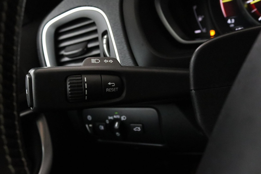 Volvo V40 2.0 T3 Inscription (R-DESIGN, TREKHAAK, STOELVERWARMING, NAVIGATIE, PARKEERSENSOREN, NL-AUTO, GOED ONDERHOUDEN)