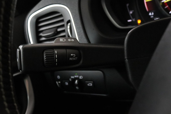 Volvo V40 2.0 T3 Inscription (R-DESIGN, TREKHAAK, STOELVERWARMING, NAVIGATIE, PARKEERSENSOREN, NL-AUTO, GOED ONDERHOUDEN)
