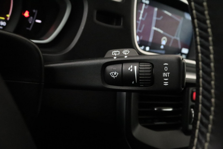 Volvo V40 2.0 T3 Inscription (R-DESIGN, TREKHAAK, STOELVERWARMING, NAVIGATIE, PARKEERSENSOREN, NL-AUTO, GOED ONDERHOUDEN)