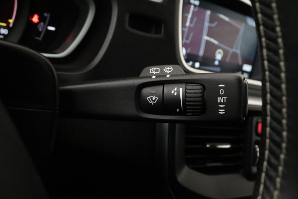 Volvo V40 2.0 T3 Inscription (R-DESIGN, TREKHAAK, STOELVERWARMING, NAVIGATIE, PARKEERSENSOREN, NL-AUTO, GOED ONDERHOUDEN)