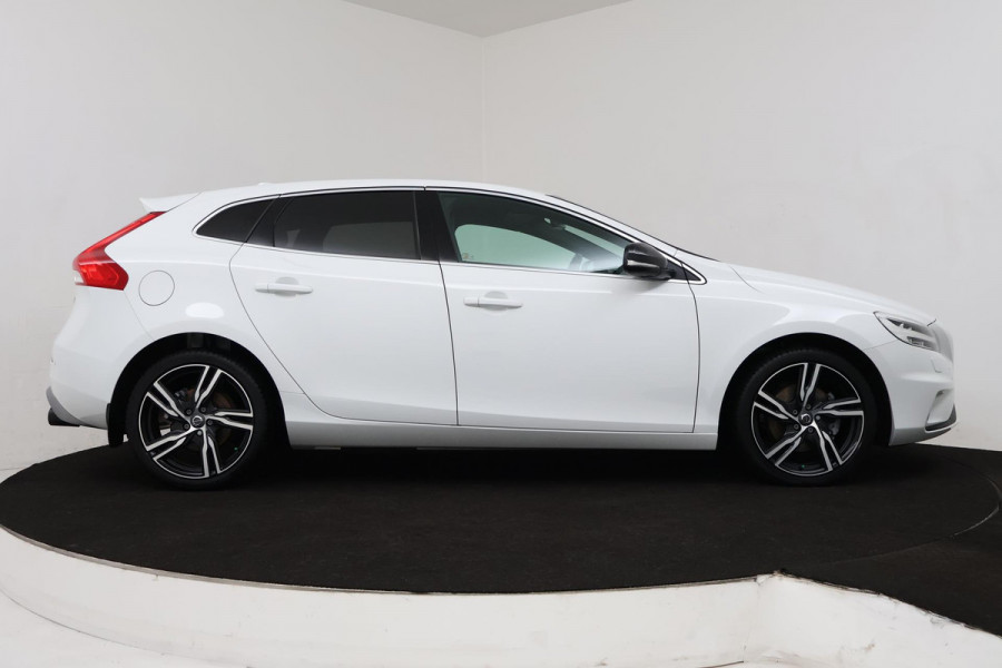 Volvo V40 2.0 T3 Inscription (R-DESIGN, TREKHAAK, STOELVERWARMING, NAVIGATIE, PARKEERSENSOREN, NL-AUTO, GOED ONDERHOUDEN)