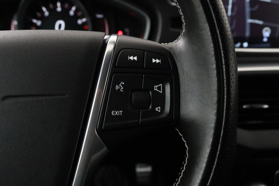 Volvo V40 2.0 T3 Inscription (R-DESIGN, TREKHAAK, STOELVERWARMING, NAVIGATIE, PARKEERSENSOREN, NL-AUTO, GOED ONDERHOUDEN)