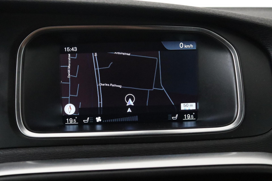 Volvo V40 2.0 T3 Inscription (R-DESIGN, TREKHAAK, STOELVERWARMING, NAVIGATIE, PARKEERSENSOREN, NL-AUTO, GOED ONDERHOUDEN)