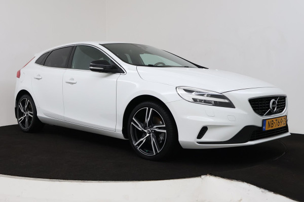 Volvo V40 2.0 T3 Inscription (R-DESIGN, TREKHAAK, STOELVERWARMING, NAVIGATIE, PARKEERSENSOREN, NL-AUTO, GOED ONDERHOUDEN)