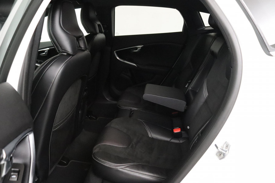 Volvo V40 2.0 T3 Inscription (R-DESIGN, TREKHAAK, STOELVERWARMING, NAVIGATIE, PARKEERSENSOREN, NL-AUTO, GOED ONDERHOUDEN)