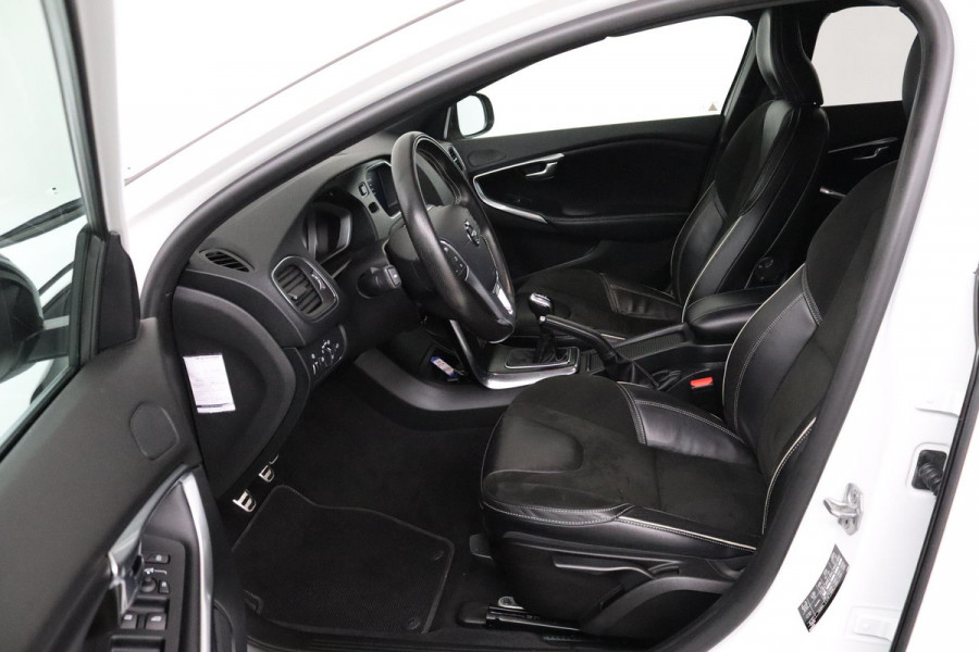 Volvo V40 2.0 T3 Inscription (R-DESIGN, TREKHAAK, STOELVERWARMING, NAVIGATIE, PARKEERSENSOREN, NL-AUTO, GOED ONDERHOUDEN)