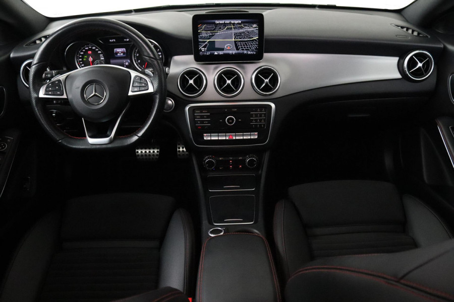 Mercedes-Benz CLA-Klasse 180 Business Solution AMG (PANORAMADAK, STOELVERWARMING, PARKEERSENSOREN, AUTOMAAT, CAMERA)
