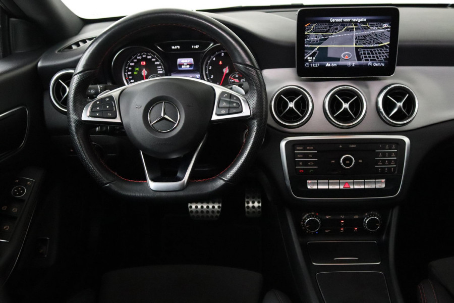 Mercedes-Benz CLA-Klasse 180 Business Solution AMG (PANORAMADAK, STOELVERWARMING, PARKEERSENSOREN, AUTOMAAT, CAMERA)