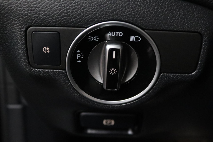 Mercedes-Benz CLA-Klasse 180 Business Solution AMG (PANORAMADAK, STOELVERWARMING, PARKEERSENSOREN, AUTOMAAT, CAMERA)