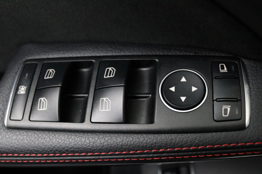 Mercedes-Benz CLA-Klasse 180 Business Solution AMG (PANORAMADAK, STOELVERWARMING, PARKEERSENSOREN, AUTOMAAT, CAMERA)