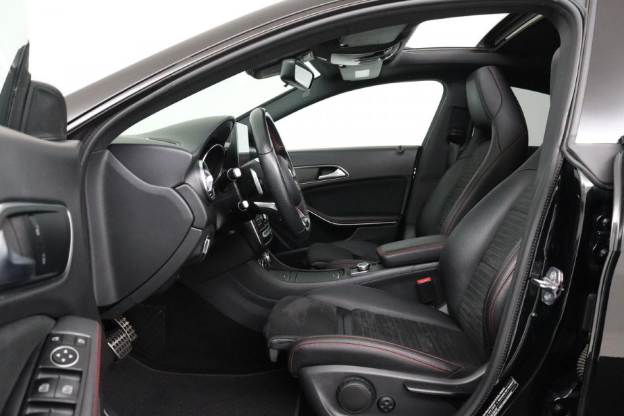 Mercedes-Benz CLA-Klasse 180 Business Solution AMG (PANORAMADAK, STOELVERWARMING, PARKEERSENSOREN, AUTOMAAT, CAMERA)