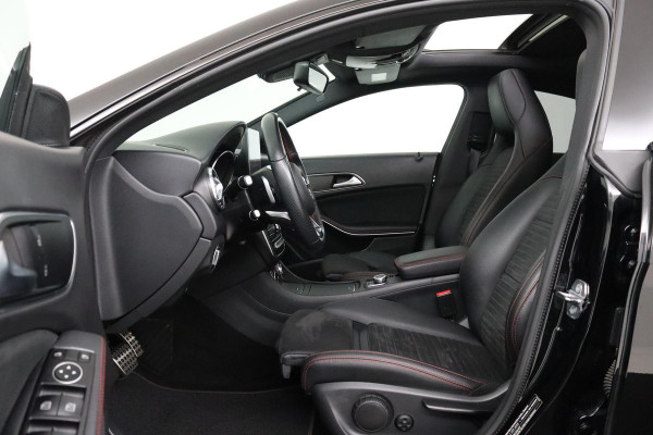 Mercedes-Benz CLA-Klasse 180 Business Solution AMG (PANORAMADAK, STOELVERWARMING, PARKEERSENSOREN, AUTOMAAT, CAMERA)