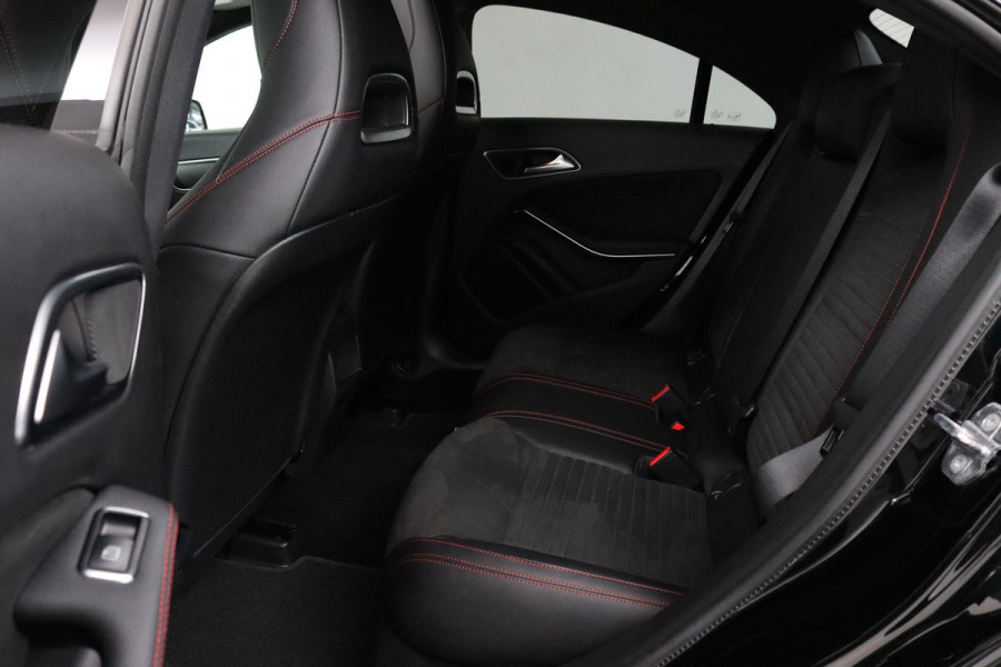 Mercedes-Benz CLA-Klasse 180 Business Solution AMG (PANORAMADAK, STOELVERWARMING, PARKEERSENSOREN, AUTOMAAT, CAMERA)