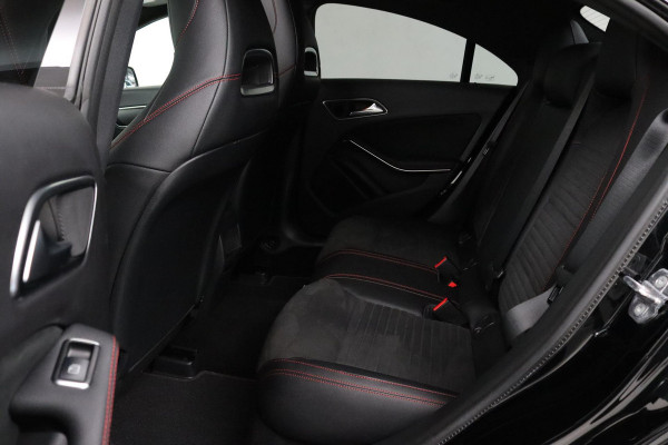 Mercedes-Benz CLA-Klasse 180 Business Solution AMG (PANORAMADAK, STOELVERWARMING, PARKEERSENSOREN, AUTOMAAT, CAMERA)