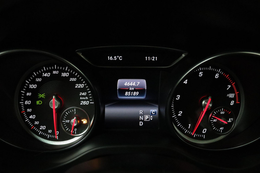Mercedes-Benz CLA-Klasse 180 Business Solution AMG (PANORAMADAK, STOELVERWARMING, PARKEERSENSOREN, AUTOMAAT, CAMERA)