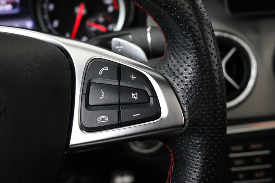 Mercedes-Benz CLA-Klasse 180 Business Solution AMG (PANORAMADAK, STOELVERWARMING, PARKEERSENSOREN, AUTOMAAT, CAMERA)