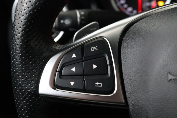 Mercedes-Benz CLA-Klasse 180 Business Solution AMG (PANORAMADAK, STOELVERWARMING, PARKEERSENSOREN, AUTOMAAT, CAMERA)