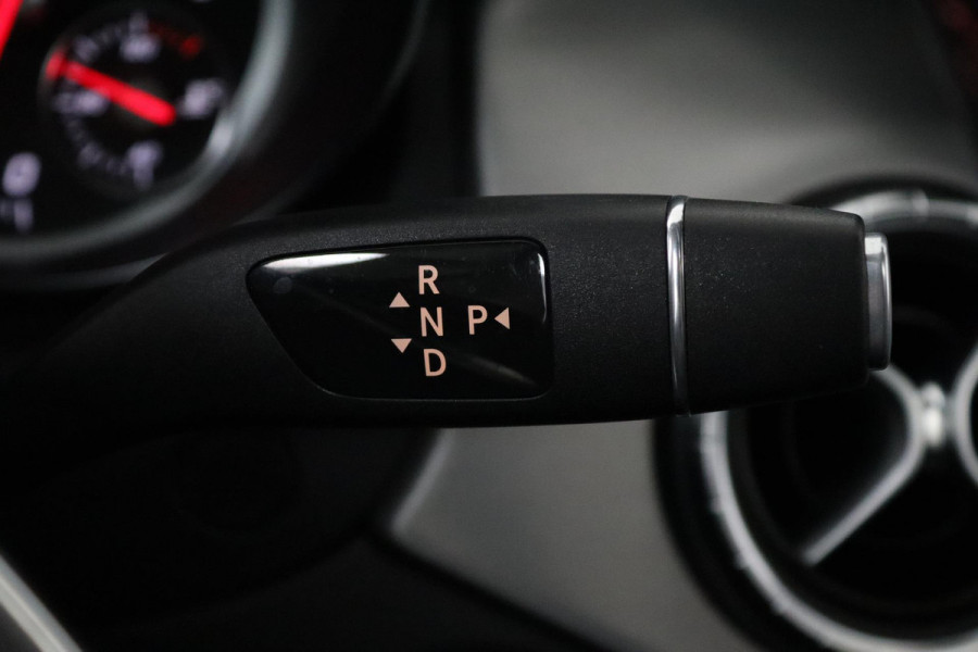 Mercedes-Benz CLA-Klasse 180 Business Solution AMG (PANORAMADAK, STOELVERWARMING, PARKEERSENSOREN, AUTOMAAT, CAMERA)