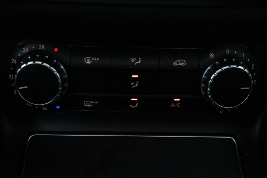 Mercedes-Benz CLA-Klasse 180 Business Solution AMG (PANORAMADAK, STOELVERWARMING, PARKEERSENSOREN, AUTOMAAT, CAMERA)