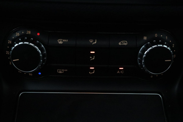 Mercedes-Benz CLA-Klasse 180 Business Solution AMG (PANORAMADAK, STOELVERWARMING, PARKEERSENSOREN, AUTOMAAT, CAMERA)