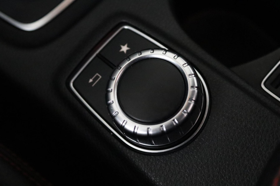 Mercedes-Benz CLA-Klasse 180 Business Solution AMG (PANORAMADAK, STOELVERWARMING, PARKEERSENSOREN, AUTOMAAT, CAMERA)