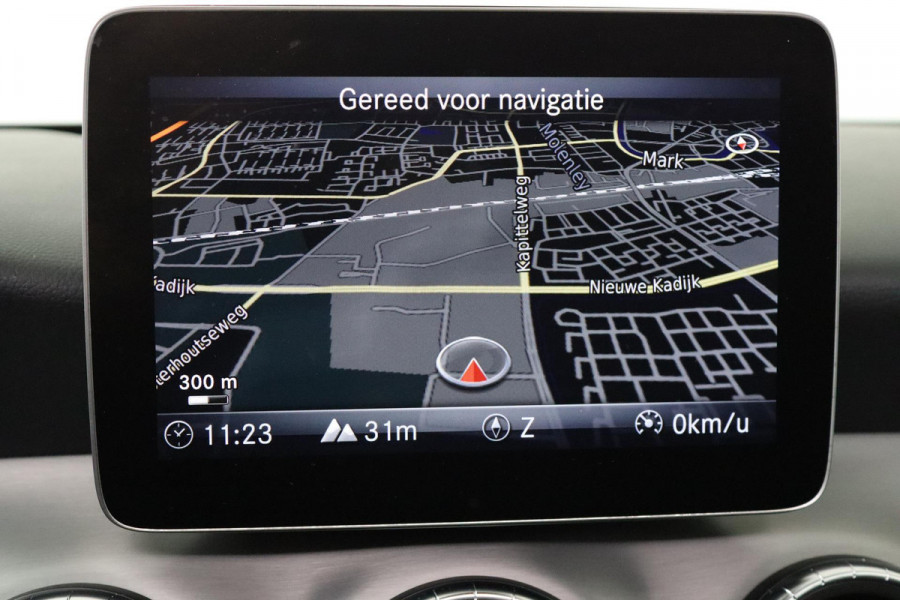 Mercedes-Benz CLA-Klasse 180 Business Solution AMG (PANORAMADAK, STOELVERWARMING, PARKEERSENSOREN, AUTOMAAT, CAMERA)