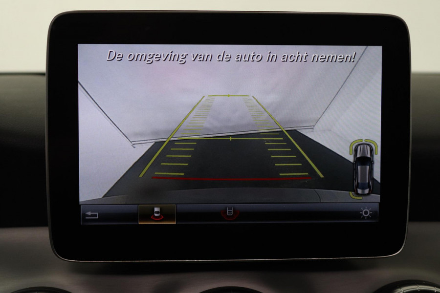 Mercedes-Benz CLA-Klasse 180 Business Solution AMG (PANORAMADAK, STOELVERWARMING, PARKEERSENSOREN, AUTOMAAT, CAMERA)