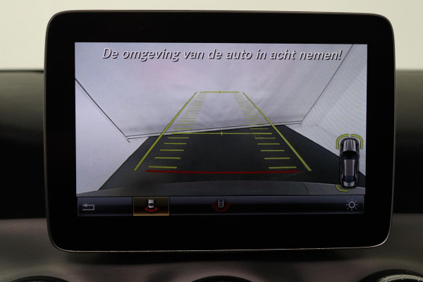 Mercedes-Benz CLA-Klasse 180 Business Solution AMG (PANORAMADAK, STOELVERWARMING, PARKEERSENSOREN, AUTOMAAT, CAMERA)