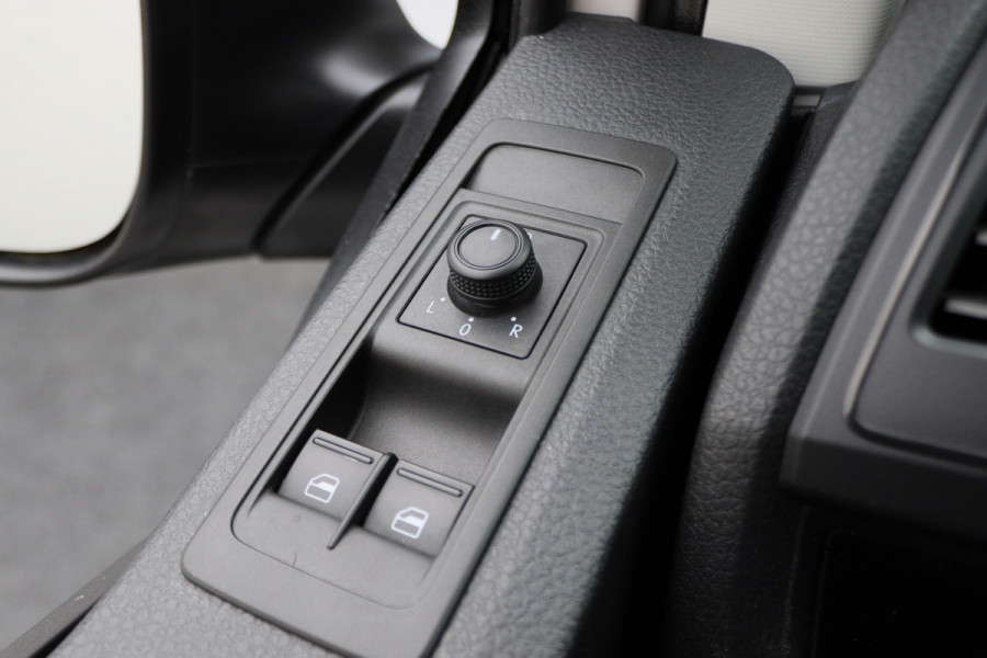 Volkswagen Transporter 2.0 TDI L1H1 Economy 3-Zits, Airco, Cruise, Bluetooth, Elektrisch Pakket, Imperiaal, Trekhaak