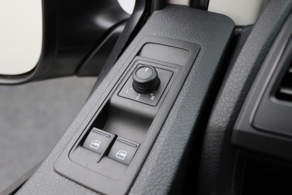 Volkswagen Transporter 2.0 TDI L1H1 Economy 3-Zits, Airco, Cruise, Bluetooth, Elektrisch Pakket, Imperiaal, Trekhaak