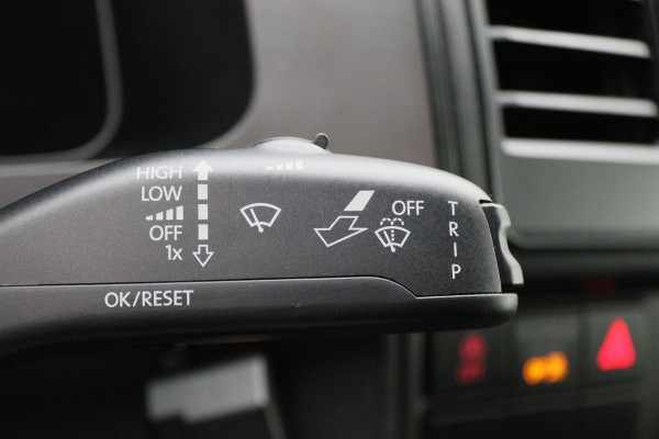 Volkswagen Transporter 2.0 TDI L1H1 Economy 3-Zits, Airco, Cruise, Bluetooth, Elektrisch Pakket, Imperiaal, Trekhaak