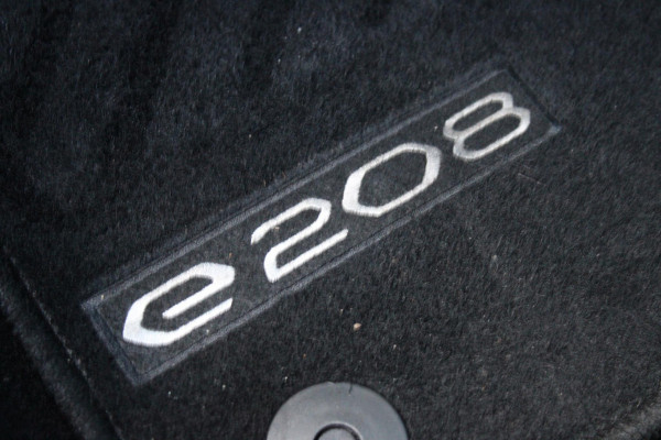 Peugeot e-208 EV STYLE 136PK 50 kWh | 3-FASE | ACHTERUITRIJ CAMERA | DAB+ RADIO | CLIMATE CONTROL | CRUISE CONTROL | LICHTMETALEN VELGEN | APPLE CARPLAY/ANDROID AUTO | KEYLESS START | LED KOPLAMPEN |