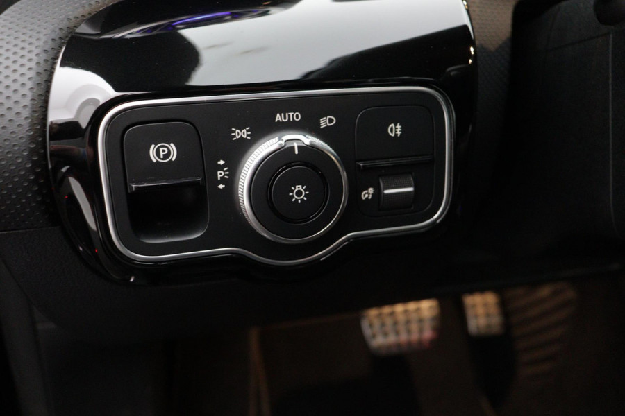 Mercedes-Benz CLA-Klasse 200 Business Solution AMG | VOL! | PANO | SFEER | Stoelverw | 1e eig | NL Auto | Dealer onderH |