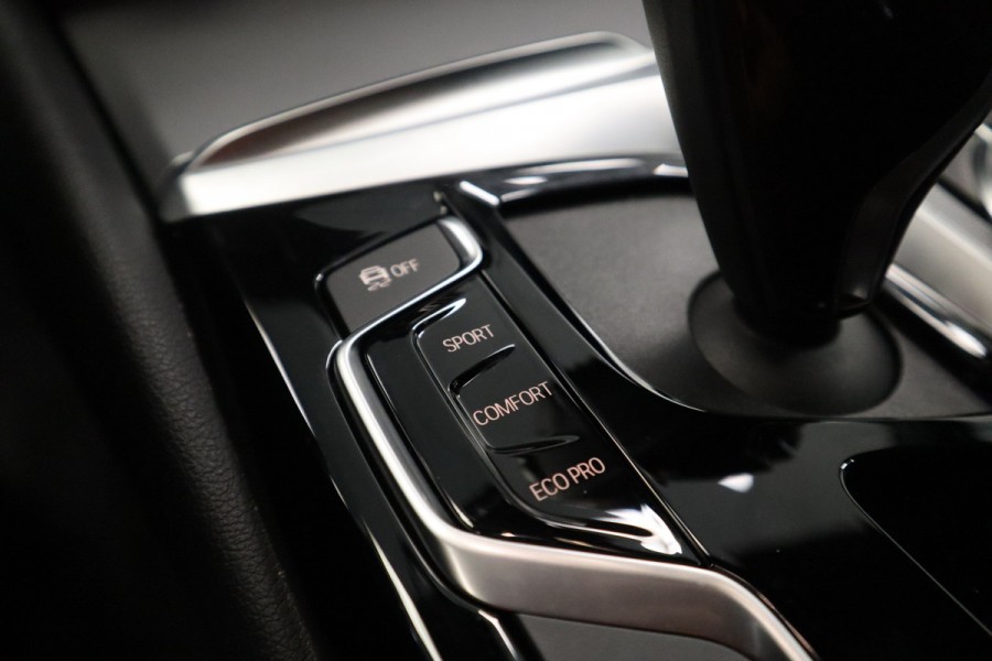BMW 5 Serie 520i Corporate Lease High Executive Connect drive Navigatie PDC Cruise Control 18LMV Vol Leder