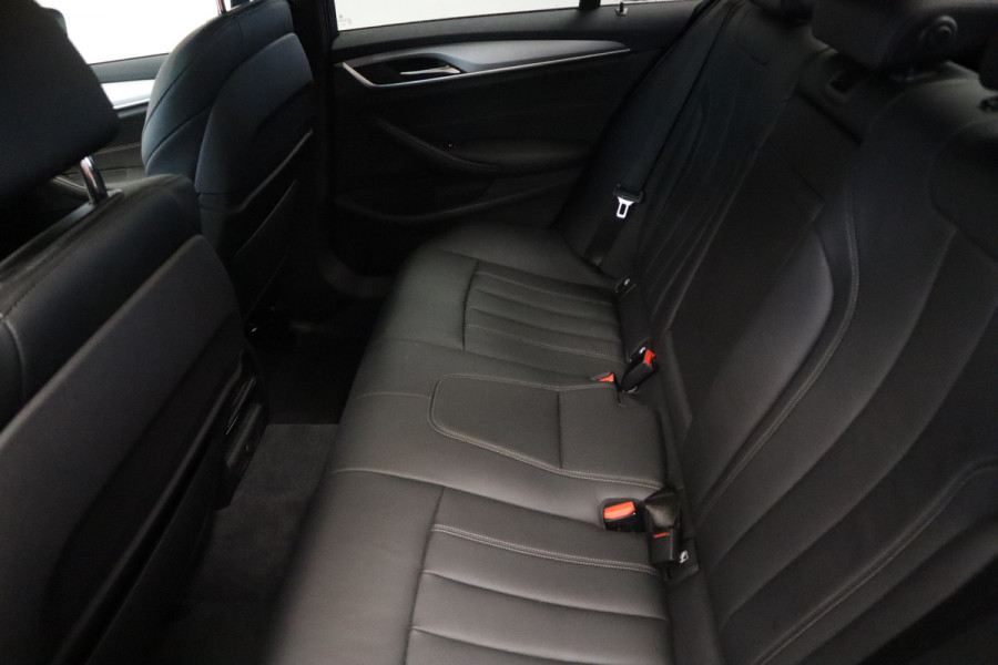 BMW 5 Serie 520i Corporate Lease High Executive Connect drive Navigatie PDC Cruise Control 18LMV Vol Leder