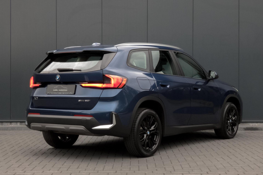 BMW X1 SDrive20i | TREKHAAK | ELEKTRISCHE VERSTAALBARE VOORSTOEL | CAMERA | LANE ASSIST
