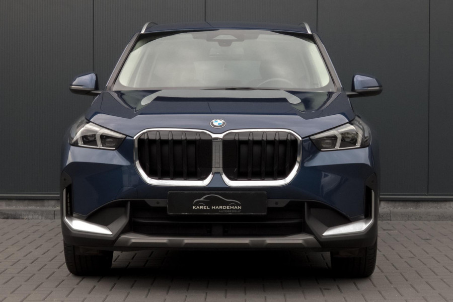 BMW X1 SDrive20i | TREKHAAK | ELEKTRISCHE VERSTAALBARE VOORSTOEL | CAMERA | LANE ASSIST