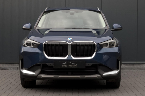 BMW X1 SDrive20i | TREKHAAK | ELEKTRISCHE VERSTAALBARE VOORSTOEL | CAMERA | LANE ASSIST